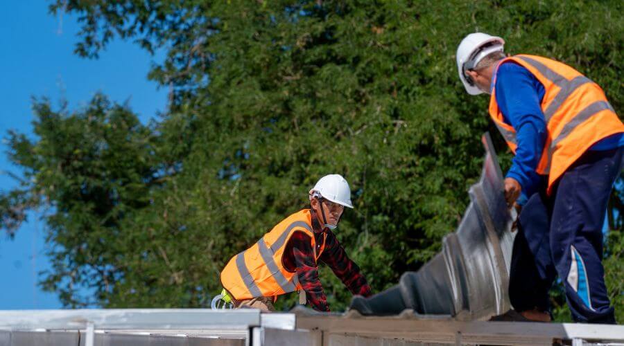 Professional gutter cleaning in Welton, IA